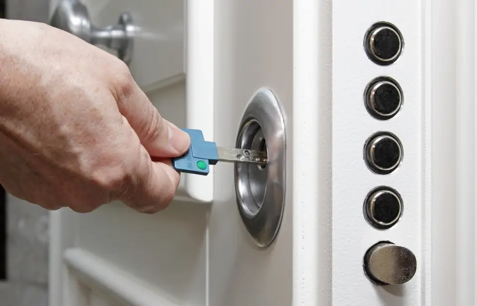 La pose d’une porte blindée, étape par étape
